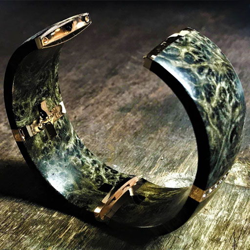 Armreif aus stabilisiertem Maserholz mit Metallbeschlägen
