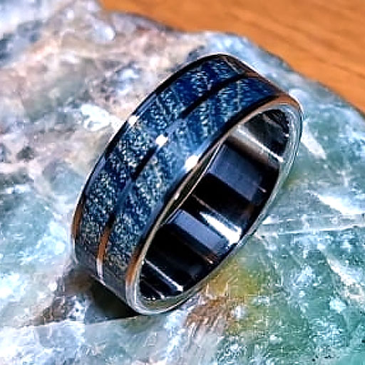 Ring mit Inlay aus blauem stabilisiertem Holz