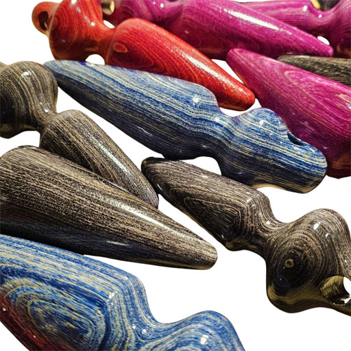 Gedrechselte Formen aus farbig stabilisiertem Holz in Rot, Blau, Pink und Grau Gedrechselte Formen aus farbig stabilisiertem Holz in Rot, Blau, Pink und Grau
